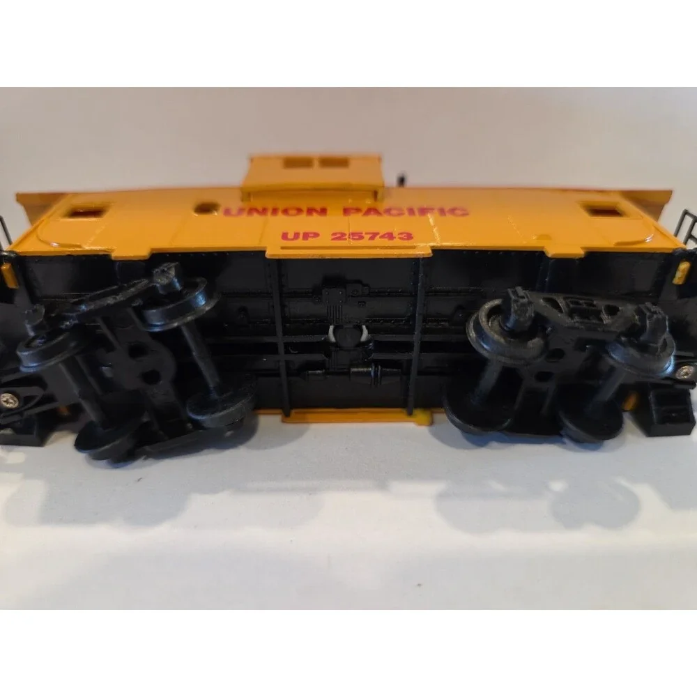 HO UNION PACIFIC WIDE VISION CABOOSE 25743, BACH. SILVER SERIES, IN OB